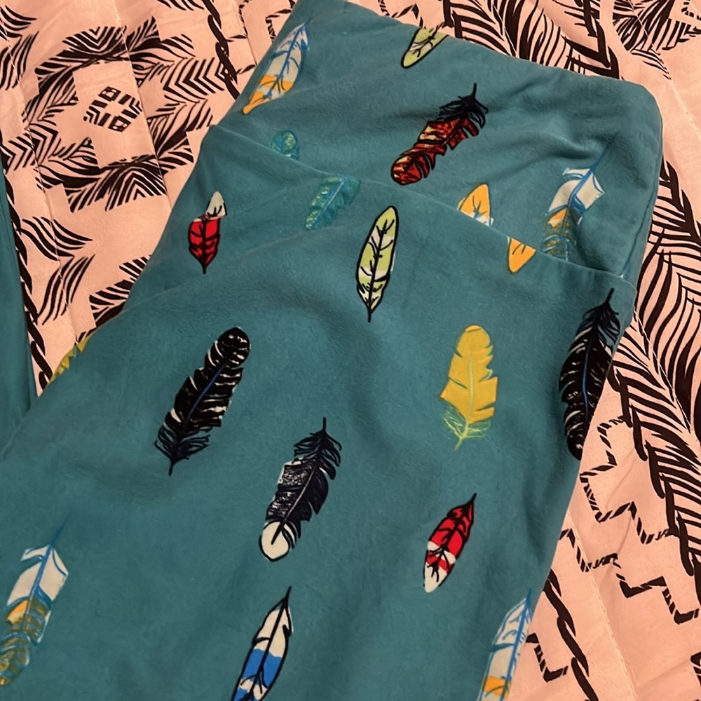 Lularoe Feathers Print Leggings Size Onesize - image 4